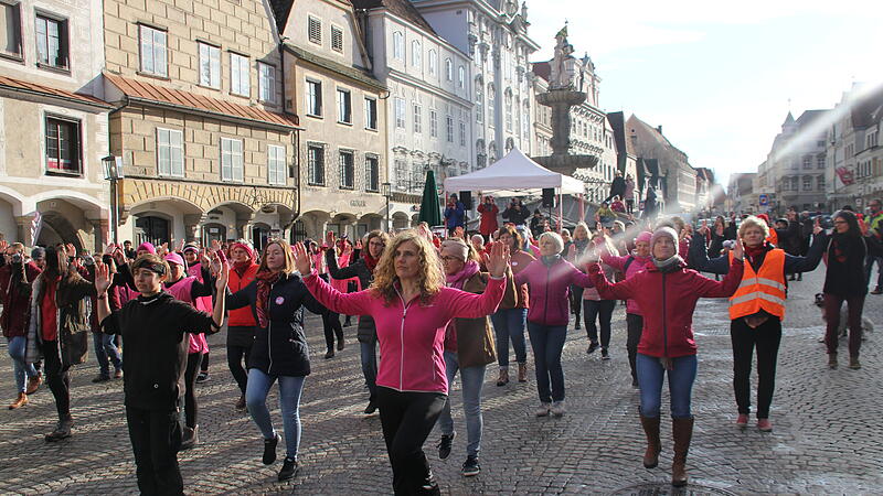 Heuer tanzten in Steyr wetterbedingt weniger Menschen bei &bdquo;One Billion Rising&ldquo;, das Engagement dahinter war jedoch ungebrochen.