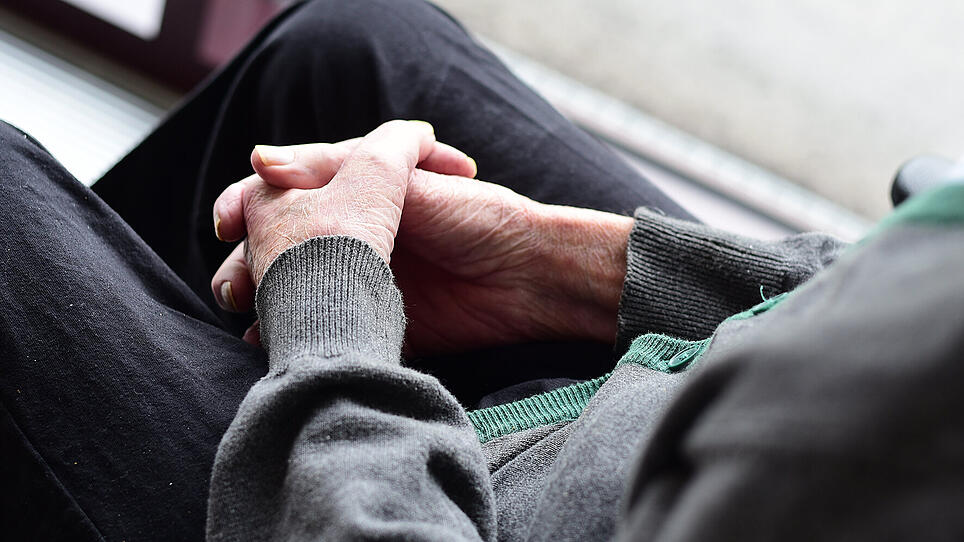 AUT, Fototermin, Menschen, alter Mann wartet mit gefaltenen Händen, Themenbild