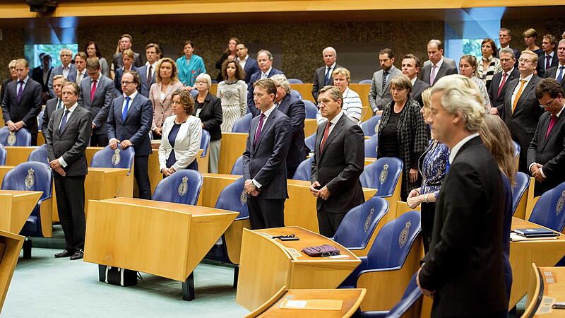 Dutch parliament commemorates MH17 victims