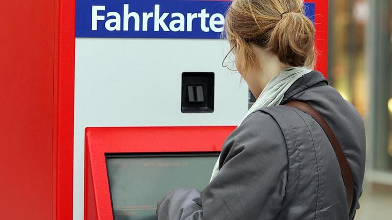 Fahrkartenautomat Zug Bahnhof Öffis