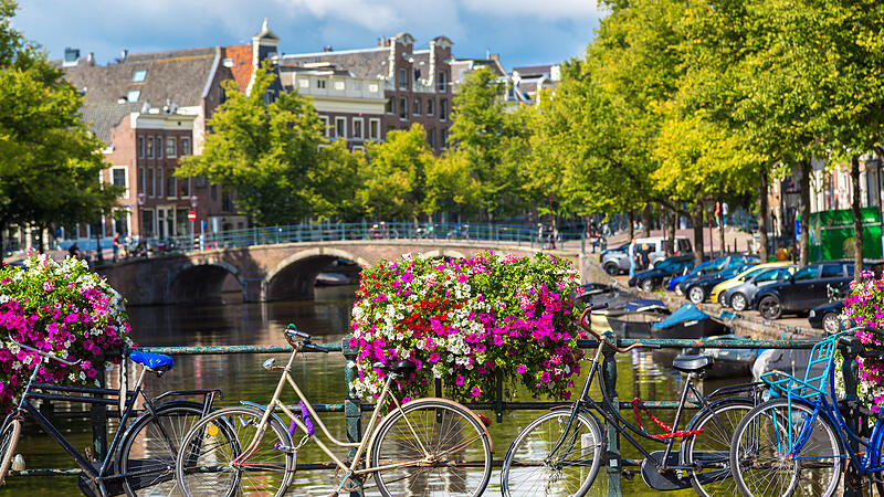 Idyllisches Amsterdam: Stadt der Grachten und der Radeln