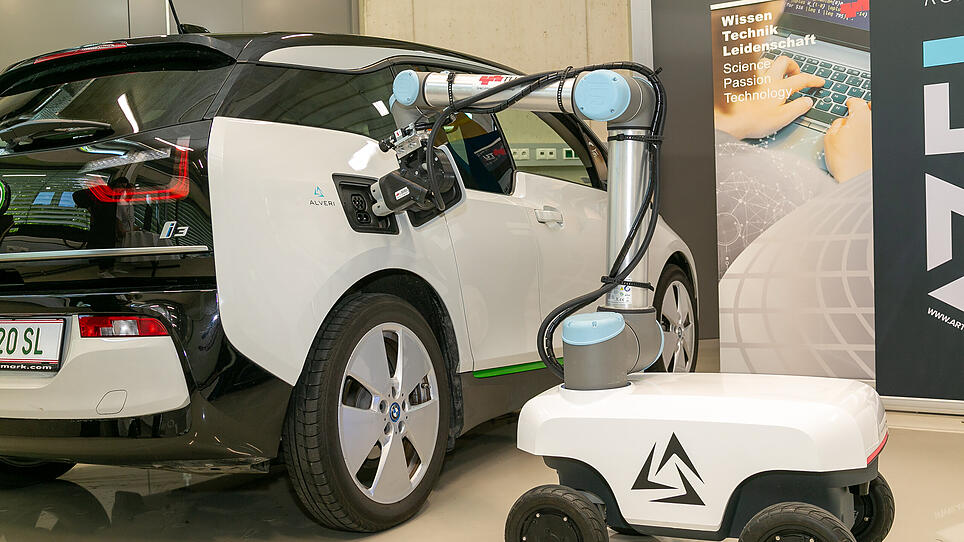 Laderoboter soll E-Autos auf großen Parkplätzen mit Strom versorgen