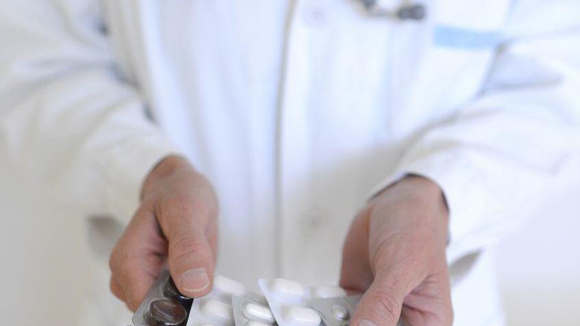Diclofenac mit Vorsicht einsetzen Tabletten Medikamente Arzt