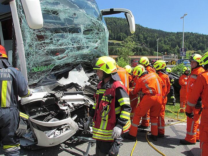 Schwerer Busunfall in Bad Goisern