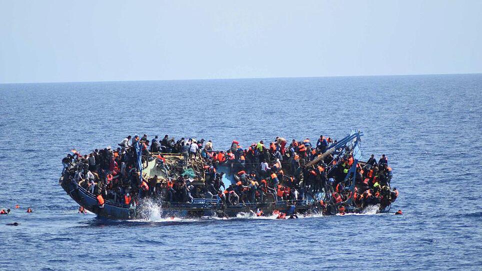 Boot mit 700 Flüchtlingen gekentert
