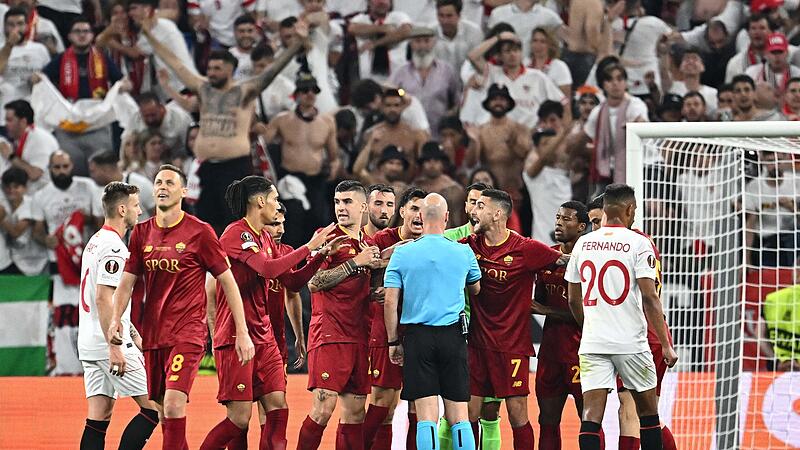 Video: Roma fans attack final referee Taylor at the airport