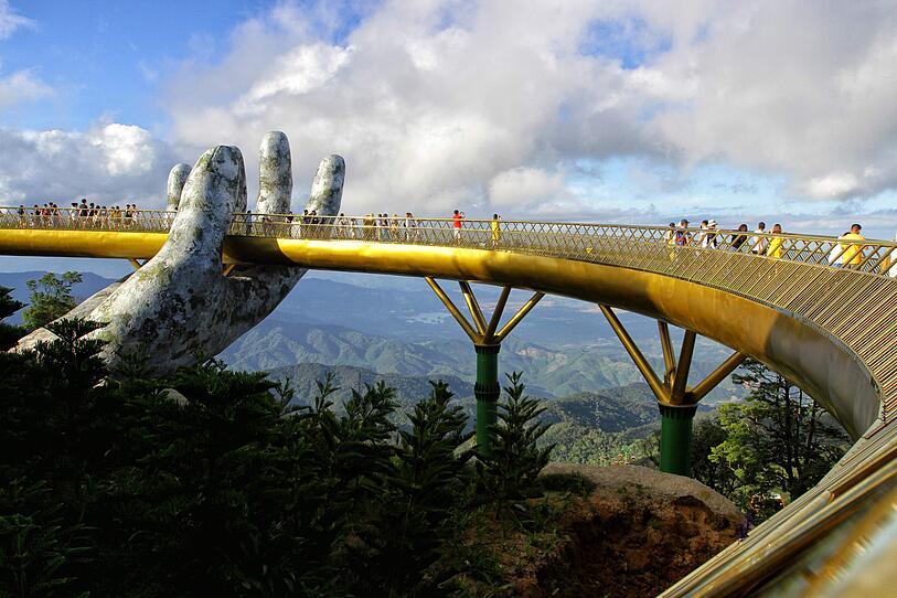 Auf Händen getragen: Diese Brücke lockt Touristenmassen an