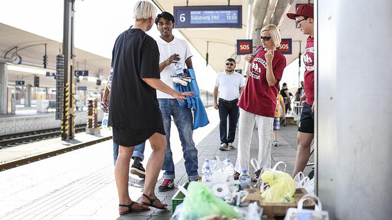 Welle der Hilfsbereitschaft in den Bahnhöfen für erschöpfte Flüchtlinge