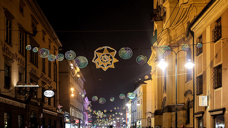Setzt Linz die Weihnachtsbeleuchtung heuer aus?