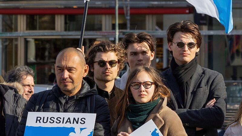 Die 21-Jährige bei einer Friedenskundgebung von &bdquo;Russians Against War&ldquo; in Wien. 