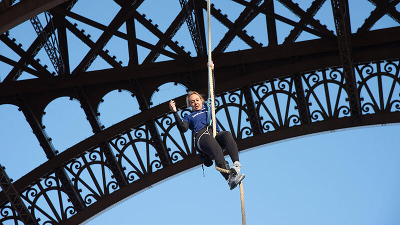 Sport Bilder des Tages Anouk Garnier Beats The World Record For Rope Climbing The Eiffel Tower - Paris Anouk Garnier bre