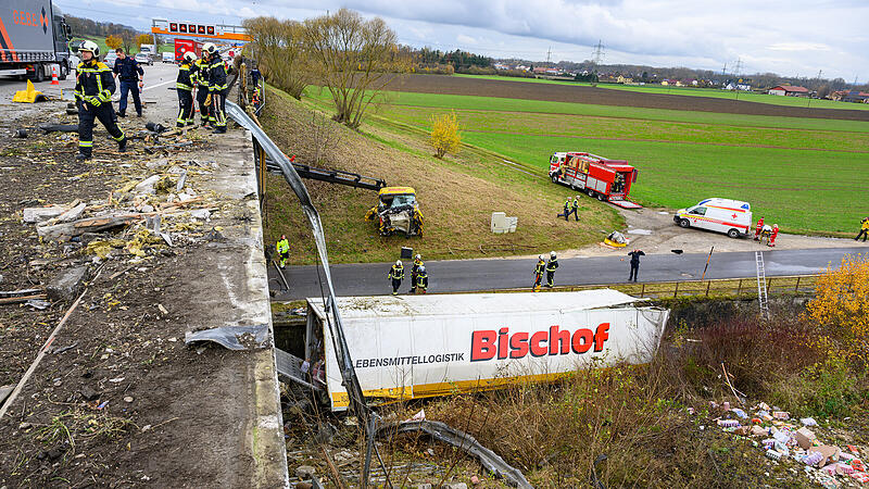 Großeinsatz: Lkw stürzte bei Linz von der Autobahn, 2 Verletzte