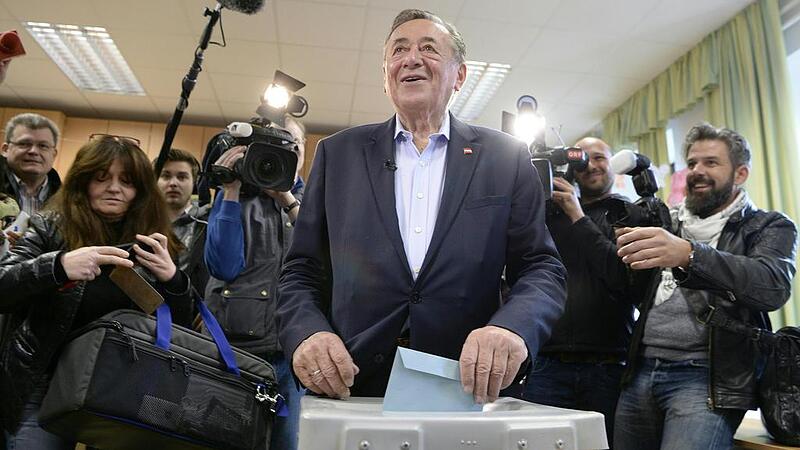 Hofburg-Wahl: Kandidaten bei der Stimmabgabe
