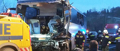 Reisebus rammte frontal Auto: Zwei Tote und 17 Verletzte im Burgenland