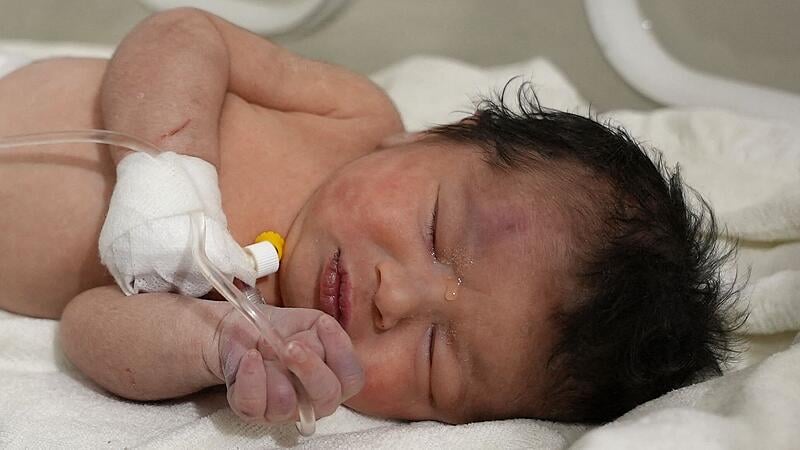 Still attached to the umbilical cord: the newborn survived under the rubble