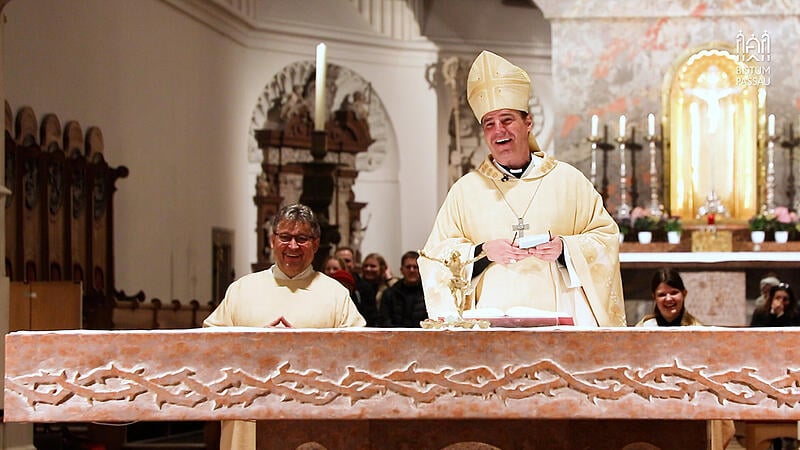 "Osterwitz" des Passauer Bischofs geht viral: Bereits 1,4 Millionen Zugriffe