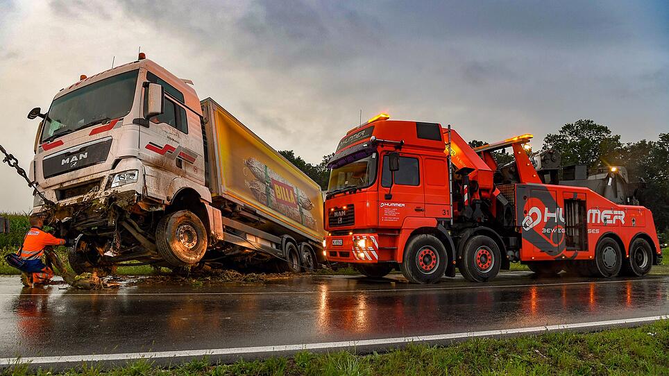 Pasching Lastwagen über Kreisverkehr - Lenker verletzt