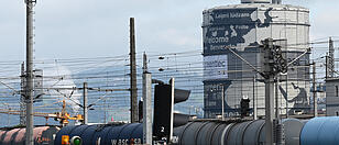 Voestalpine-Werksgelände in Linz mit Waggons im Vordergrund