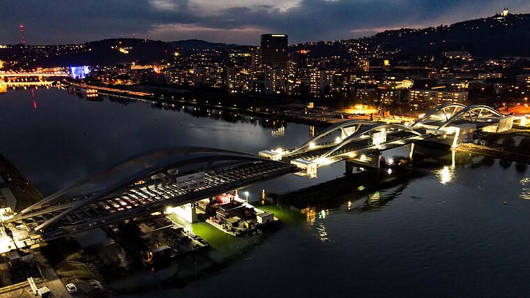 Endlich verbunden! Brückenschluss in Linz