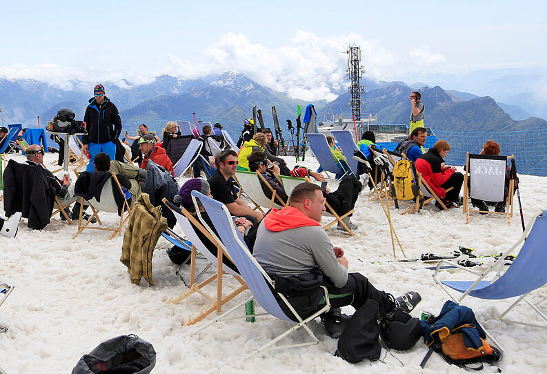 Wintersportler stürmen slowenisches Skigebiet im Mai