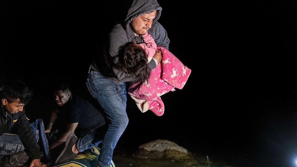 US-MIGRANTS-CROSS-INTO-TEXAS-FROM-MEXICO