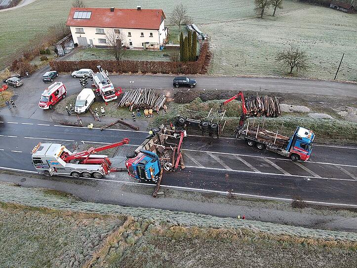 Holztransporter auf Pyhrnpass Straße umgestürzt