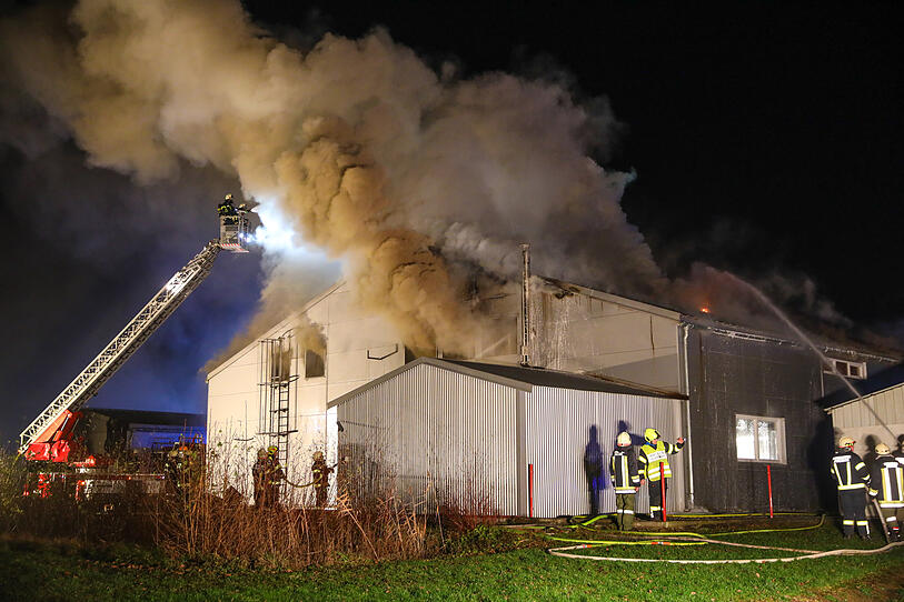 14 Feuerwehren löschten Großbrand in Firmenhalle
