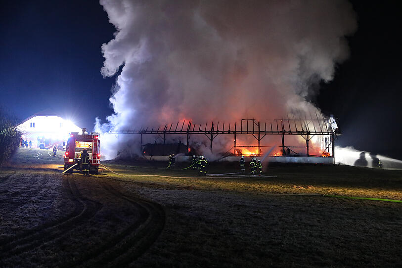 Lagerhalle in Waizenkirchen abgebrannt