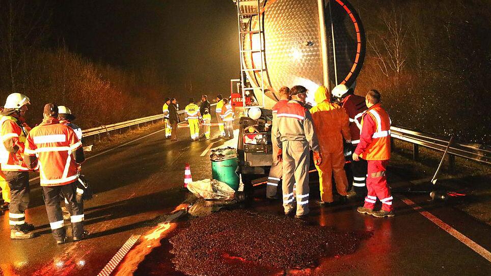 Unfall: Tausende Liter Geflügelblut auf der Fahrbahn