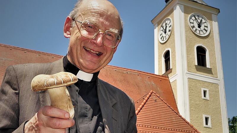 Schwammerlpfarrer Kittl schmückt zum letzten Mal den Altar mit Pilzen