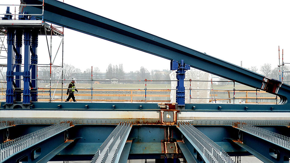 Neue Donaubrücke: Bauarbeiten sollen wieder weitergehen