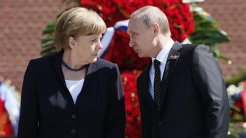 Weltkriegsgedenken: Merkel und Putin demonstrierten vorsichtig Annäherung