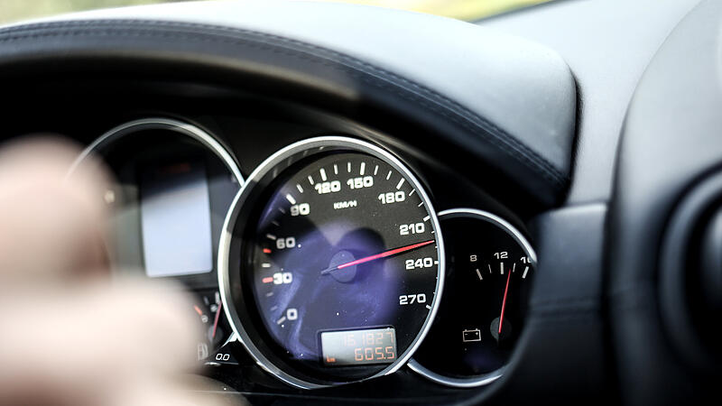 Junger Russe raste mit seinem Jaguar mit 235 km/h über die Westautobahn