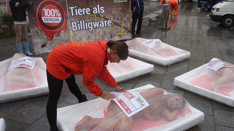 Halbnackter Protest auf dem Hauptplatz Freiwillige stellten sich als tote Tiere dar