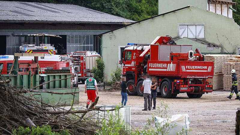 Fotos: Personenrettung: Schwerstverletzter bei Unfall auf Gelände eines alten Säge- Und Hobelwerks in Regau, Regau, 16.07.2021 - 1/2