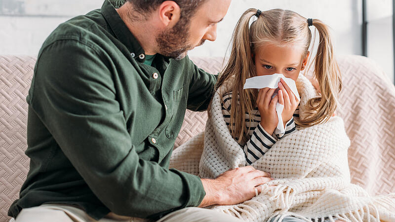 Kind Vater Mädchen Krank Schnupfen Fieber Grippe