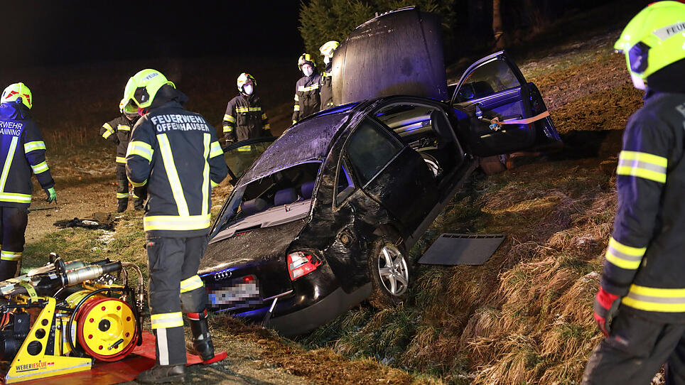 Fotos: Autolenker nach schwerem Verkehrsunfall in Offenhausen durch Einsatzkräfte aus Unfallwrack befreit, Offenhausen, 06.03.2021 - 3/3
