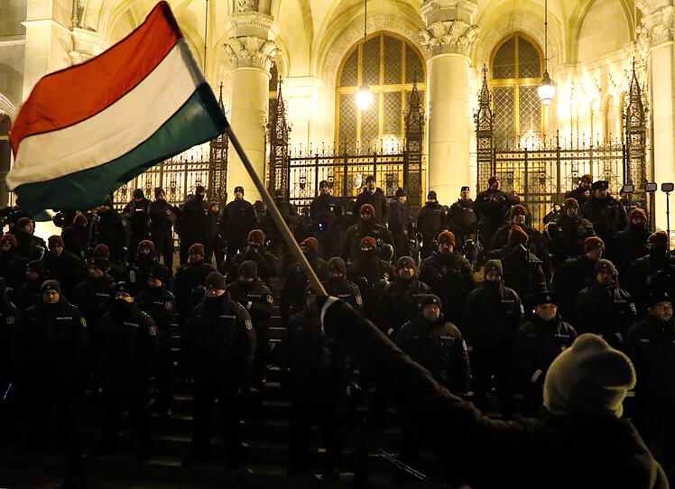 Proteste gegen Arbeitszeitgesetz in Ungarn