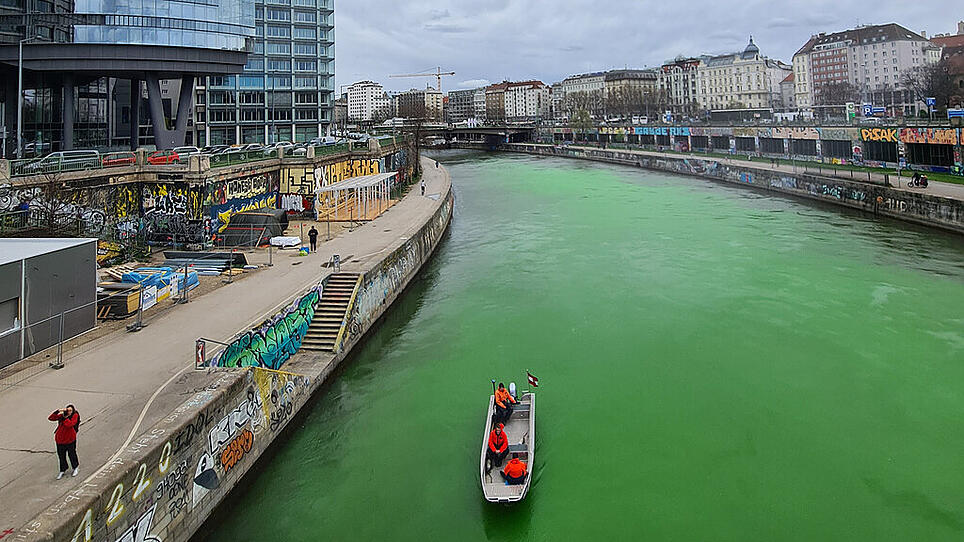 Aktivisten der Gruppe "Extinction Rebellion" färbten das Wasser im Donaukanal grün. 