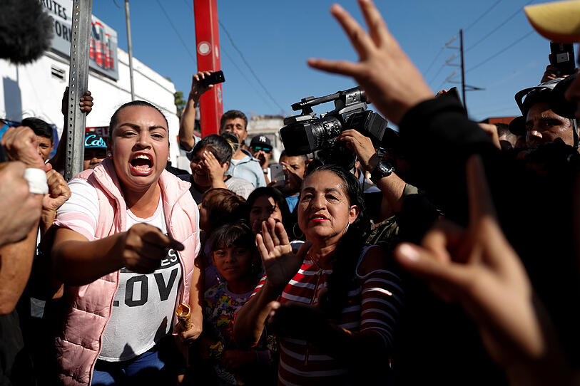 In der mexikanischen Stadt Tijuana wird gegen Migranten aus Südamerika demonstriert.