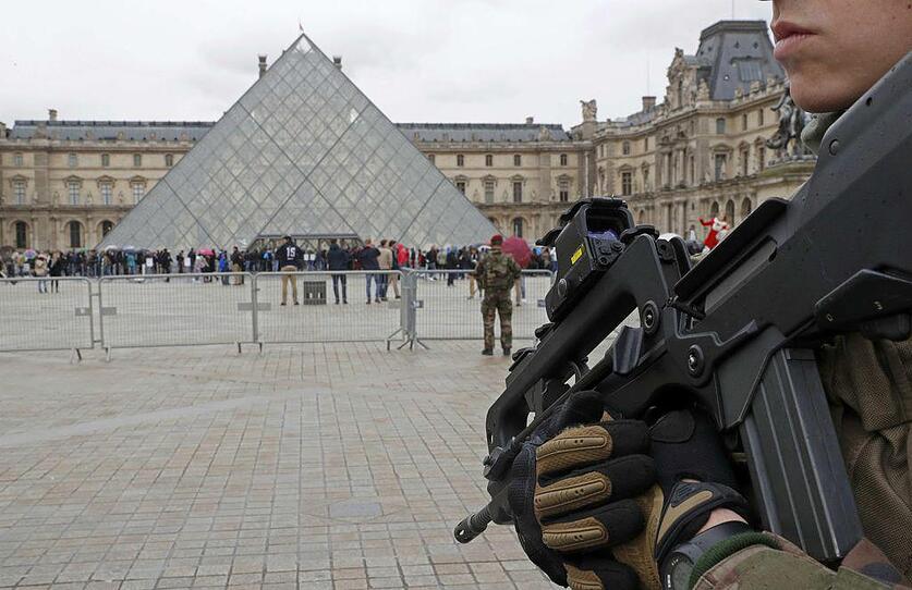 Schüsse vor dem Pariser Museum Louvre