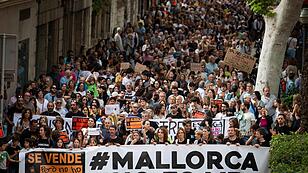 Tausende protestieren auf Mallorca gegen Massentourismus