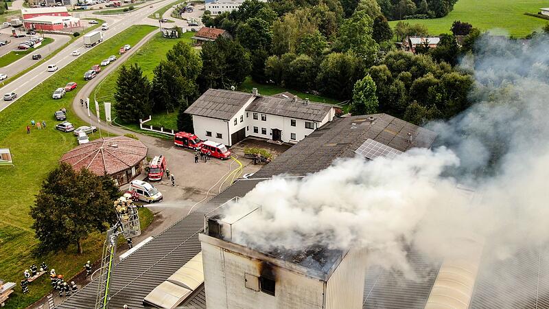 Hohenzell: Silo einer Tischlerei stand in Flammen