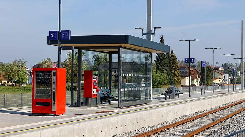 Young people stole snacks from vending machines at Mauerkirchen train station