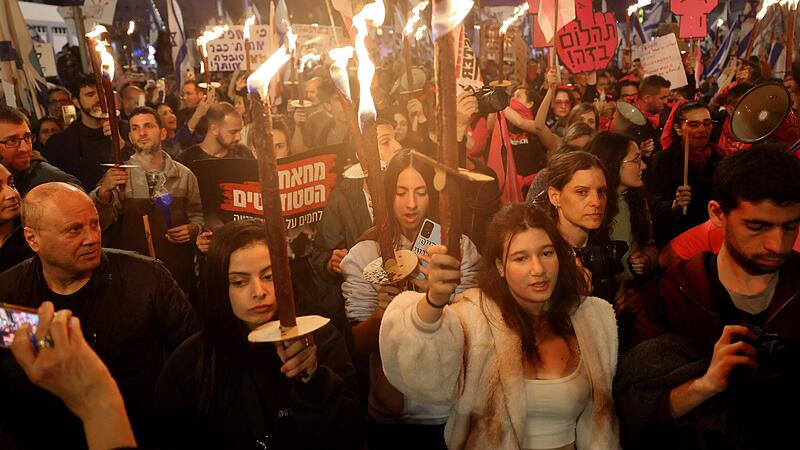 Tens of thousands of Israelis demonstrate against the weakening of the judiciary