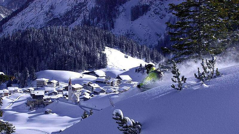 Ein Schneeloch in den Alpen