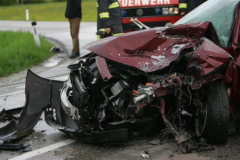 Verkehrsunfall in Moosdorf - Person eingeklemmt
