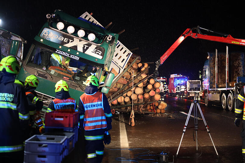 Unfall mit Holztransporter auf der Pyhrnautobahn