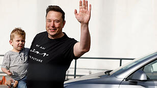 Elon Musk mit Sohn X in Grünheide