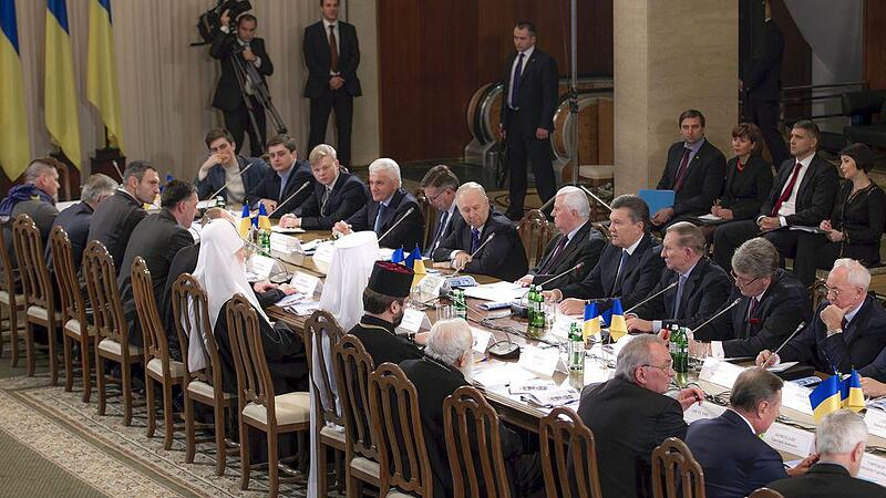 Runder Tisch bleibt ohne Annäherung EU und Russland ringen um Ukraine